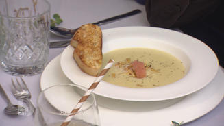 Kartoffel-Mandel-Schaumsuppe mit Lachs