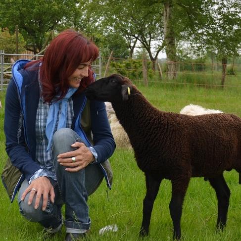 Tiergeschichten2 - VOX-DOCMA TV-BIANKA SCHNEIDER - hundkatzemaus-Reporterin Diana Eichhorn besucht auf dem Bauernhof Moorhof Milchschafe und ihre Lmmer Tiergeschichten2 - VOX-DOCMA TV-BIANKA SCHNEIDER - hundkatzemaus-Reporterin Diana Eichhorn besucht auf dem Bauernhof Moorhof Milchschafe und ihre Lmmer