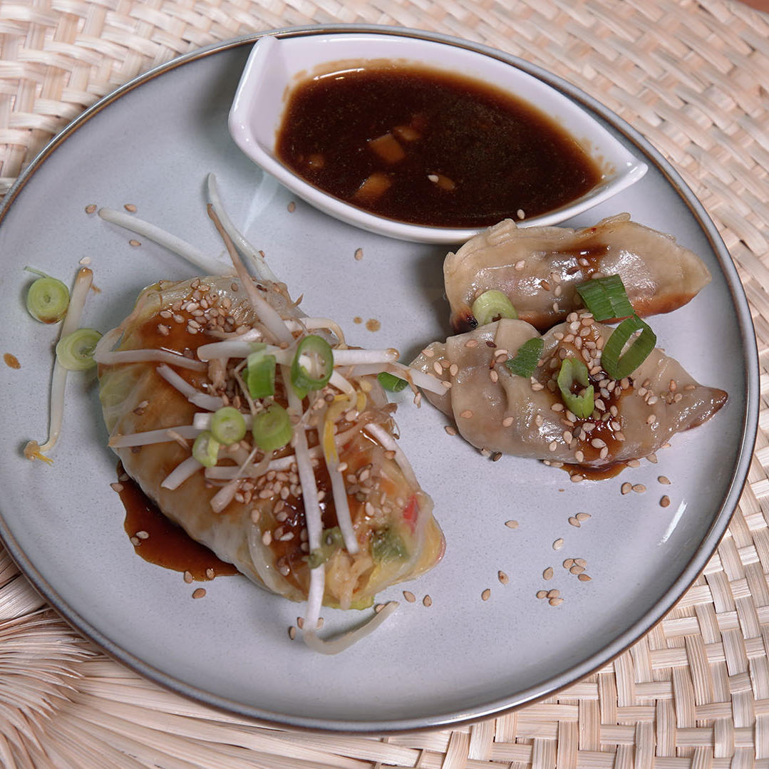 Asiatische Krautwickel mit vegetarischen Gyozas und Szechuan-Sauce Asiatische Krautwickel mit vegetarischen Gyozas und Szechuan-Sauce