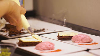 Schokobiskuit mit Baiser und Granité