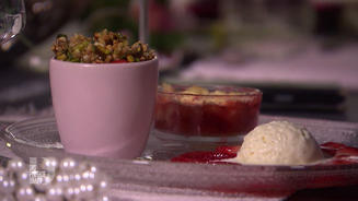  Erdbeercrumble mit Vanilleeis