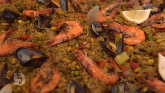 Paella mit Fisch und Fleisch