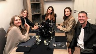 Fünf Promi-Influencer beim Dinner