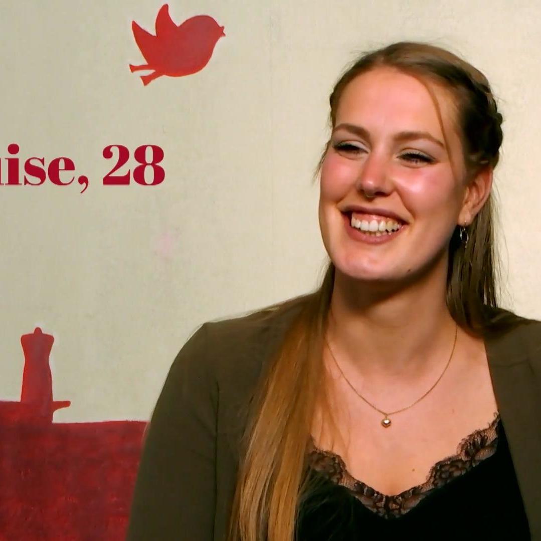 \First Dates\-Singlefrau Luise freut sich. Sie darf mit ihrem Date an der Bar sitzen.
