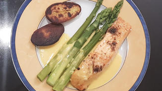 Poschierter Lachs mit grünem Spargel