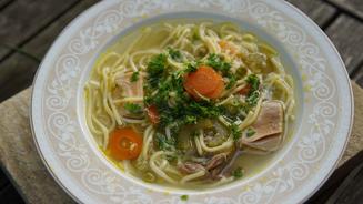Klassische Hühnersuppe mit Nudeln