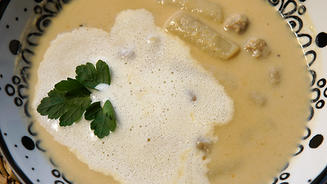 Weiße Suppe mit Flûte