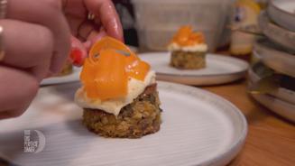 Karottenkuchen, dazu saure Karotten