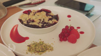 Kirsch Crumble mit selbstgemachtem Eis