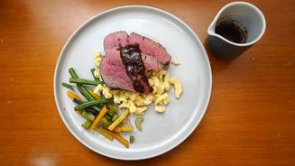 Ox mit Spätzle und Gemüse