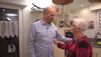 Marianne wird von den Gästen geholfen