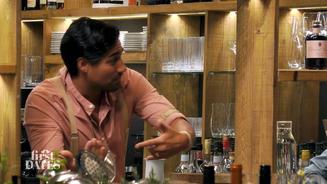 Barkeeper Nic auf Kuschelkurs