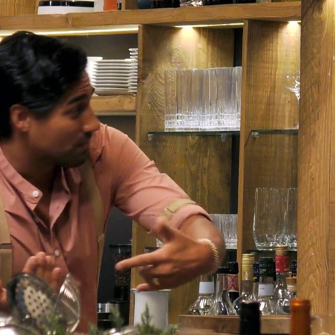 Barkeeper Nic auf Kuschelkurs