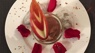 Dunkle Schokoladen-Mousse mit Mango
