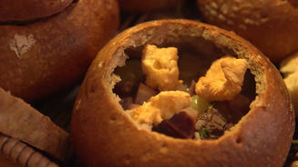 Lombardische Suppe in gebackenem Brot