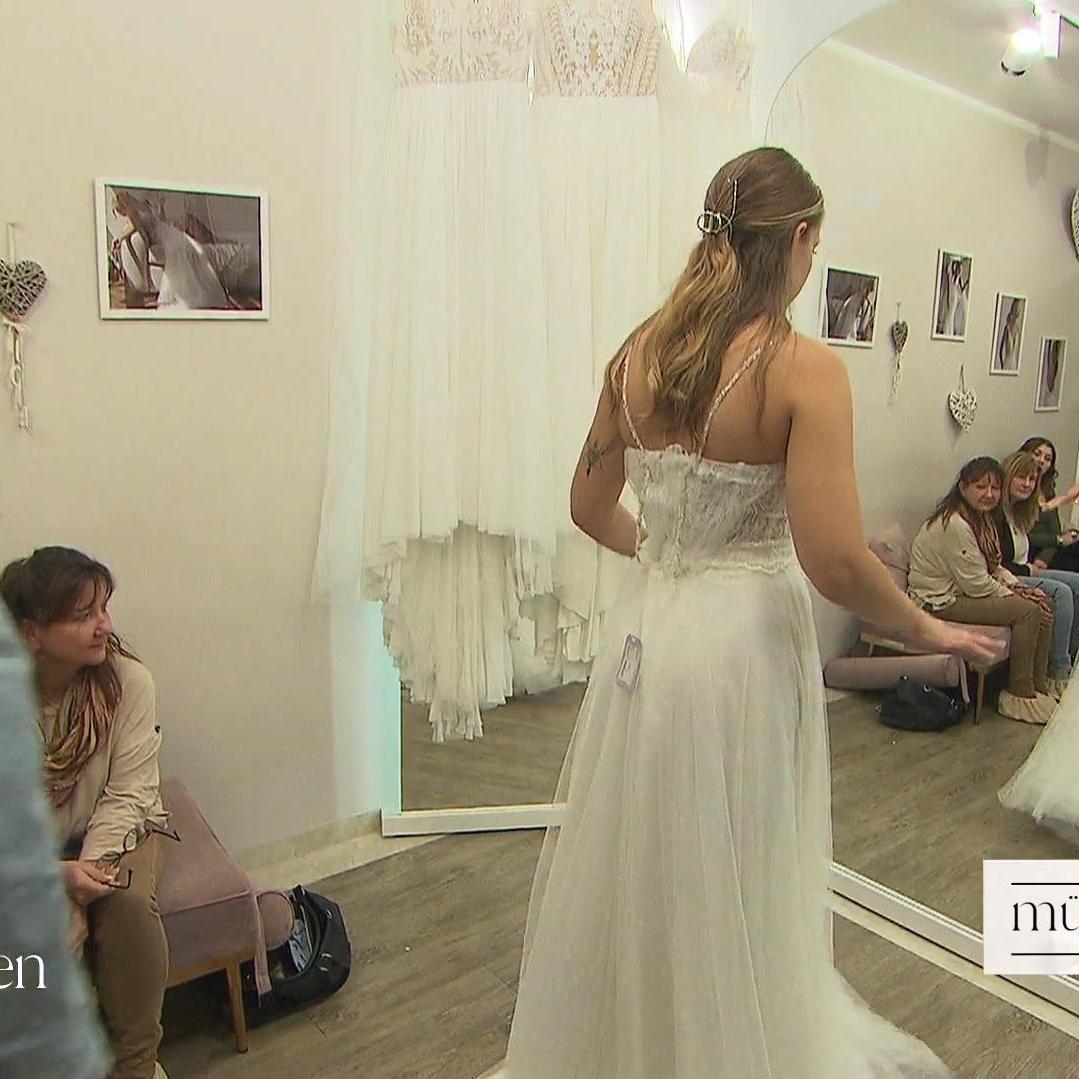 Der Ausschnitt wird tiefer und Braut Bianca froher Der Ausschnitt wird tiefer und Braut Bianca froher