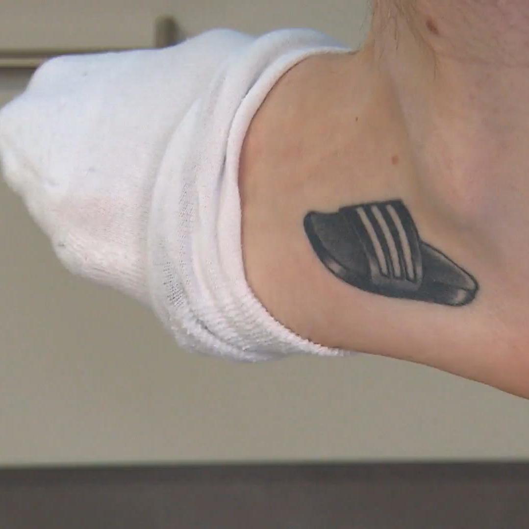 Patricks Tattoo zeigt, warum er an Sabrinas Schlappen so interessiert ist Patricks Tattoo zeigt, warum er an Sabrinas Schlappen so interessiert ist