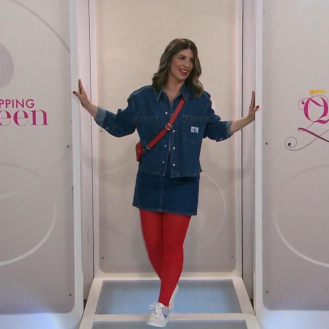 „Shopping Queen“-Kandidatin Zoi präsentiert ihren Look samt Diebstahlsicherung am linken Schuh
