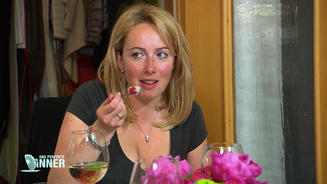 Marie-Theres erklärt den Notfallknopf