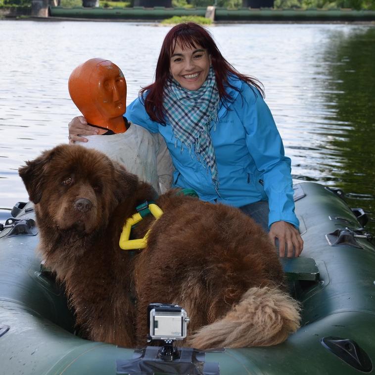 Tiergeschichten1 - VOX-DOCMA TV-CLAUDIA GRIMM - Diana Eichhorn und Neufundlnder-Hndin Mimi proben mit der bungspuppe im Schlauchboot.jpg Tiergeschichten1 - VOX-DOCMA TV-CLAUDIA GRIMM - Diana Eichhorn und Neufundlnder-Hndin Mimi proben mit der bungspuppe im Schlauchboot.jpg