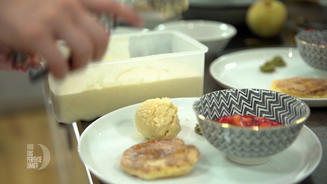 Apfelkräpfla mit Honig-Vanille-Eis 