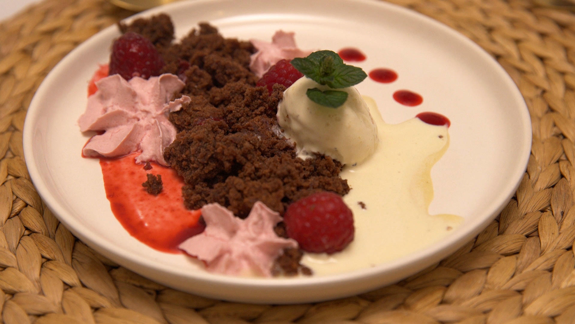Brownie-Crumble mit Tonkabohnen-Eis und Himbeer-Espuma Brownie-Crumble mit Tonkabohnen-Eis und Himbeer-Espuma