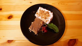 Kalte Nusswürfel mit Erdbeertarte
