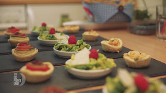Zweierlei Miniquiches mit Salatbeilage
