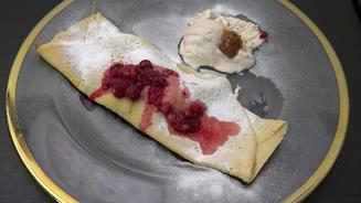 Eis mit Crêpes und Füllung 
