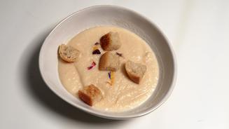 Blumenkohlsuppe mit essbaren Blüten