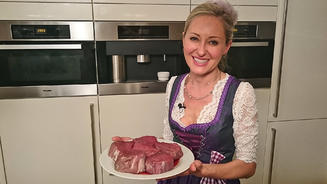 Rosalie präsentiert ihre Urkunden