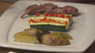 Lammkarree auf gefüllter Zucchini