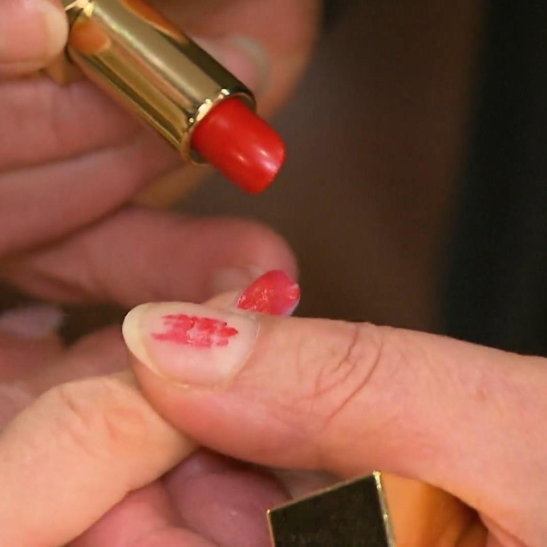 Nadjas Shopping-Begleitung \lackiert\ ihr die Finger mit einem Lippenstift