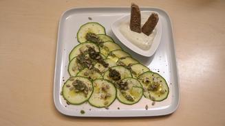 Zucchini-Carpaccio mit Gorgonzola