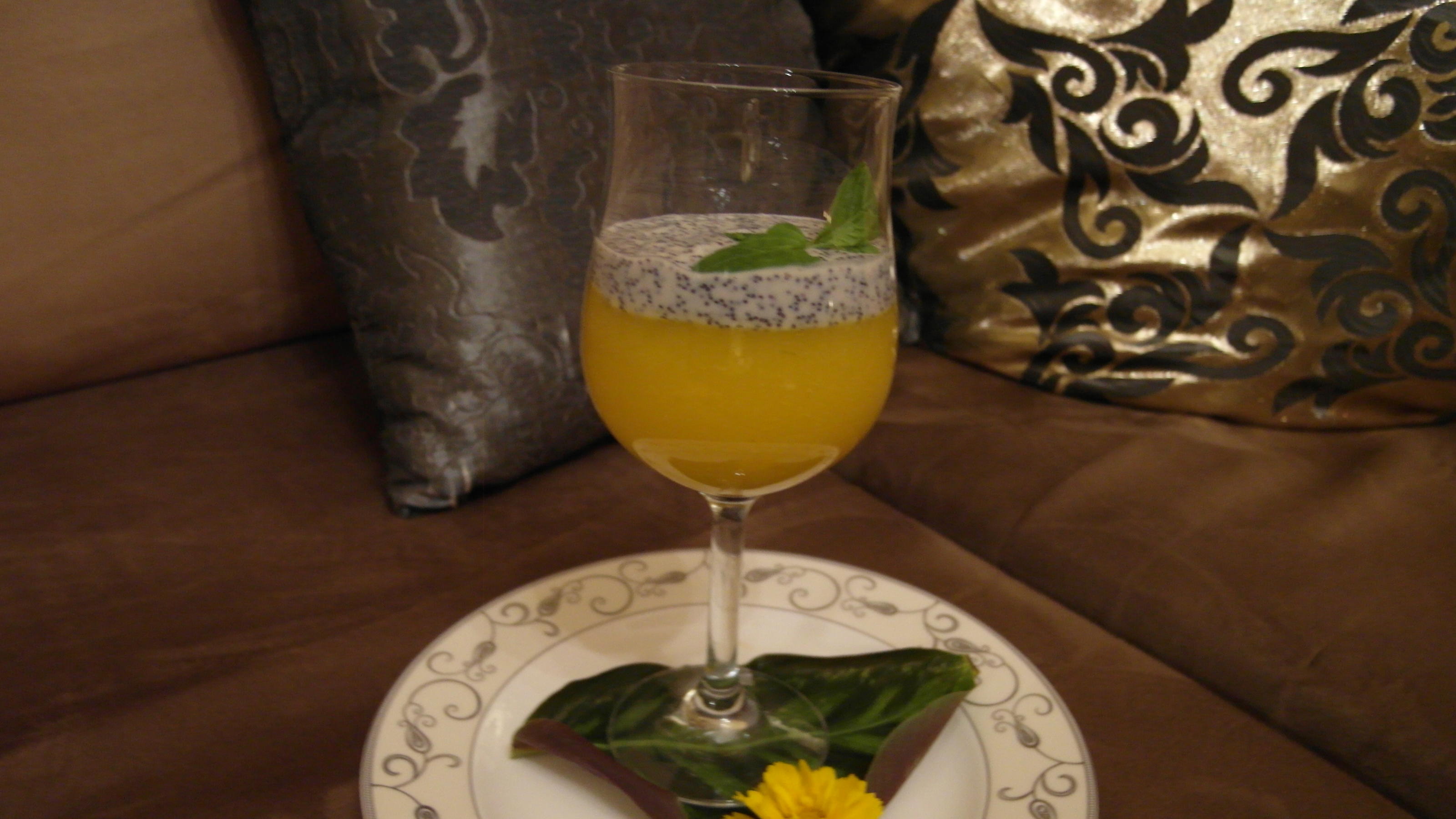 Mango-Mousse an Mohnsoße