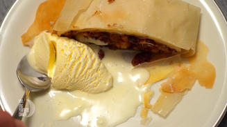 Apfelstrudel mit Vanilleeis