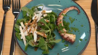 Feldsalat mit Tintenfischtuben