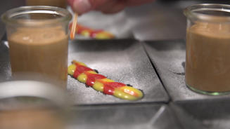 Goldene Mozartcreme mit Vanilleeis