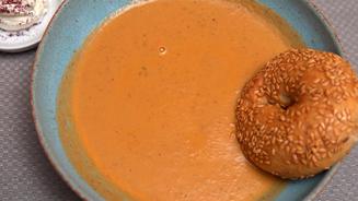Auberginensuppe mit Simit und Labneh