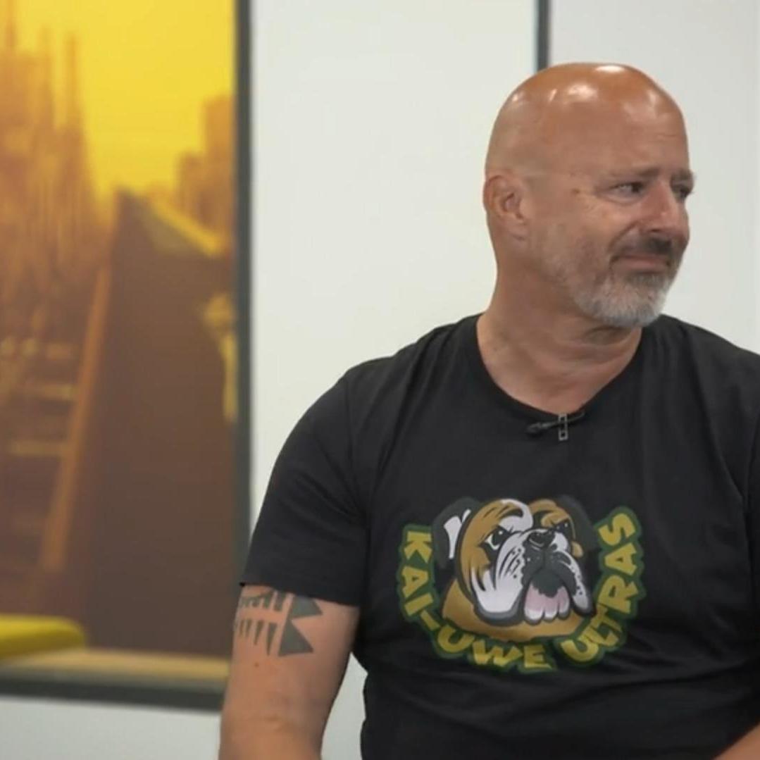Detlef Steves verdrückt sich die Tränen, während er über seinen Hund Kai Uwe spricht