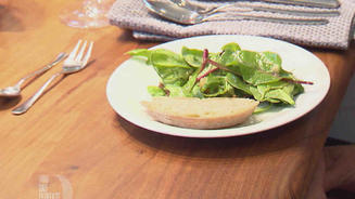 Crème brûlée vom Parmesan mit Salat