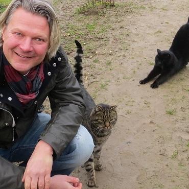 Tiere in Not - VOX-DOCMA TV - Frank und Rgener Katzen auf dem Gelnde des Kleingartenvereins