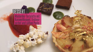 Rhabarbertartelette mit Karamellkuppel