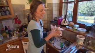 Julia liebt das Teigkneten