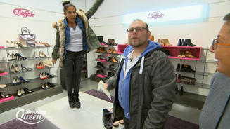 Halli feiert ihre neuen Schuhe