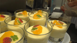 Orangen-Creme, dazu Espresso-Mousse