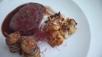 Rinderfilet gebeeft auf Rotweinsauce