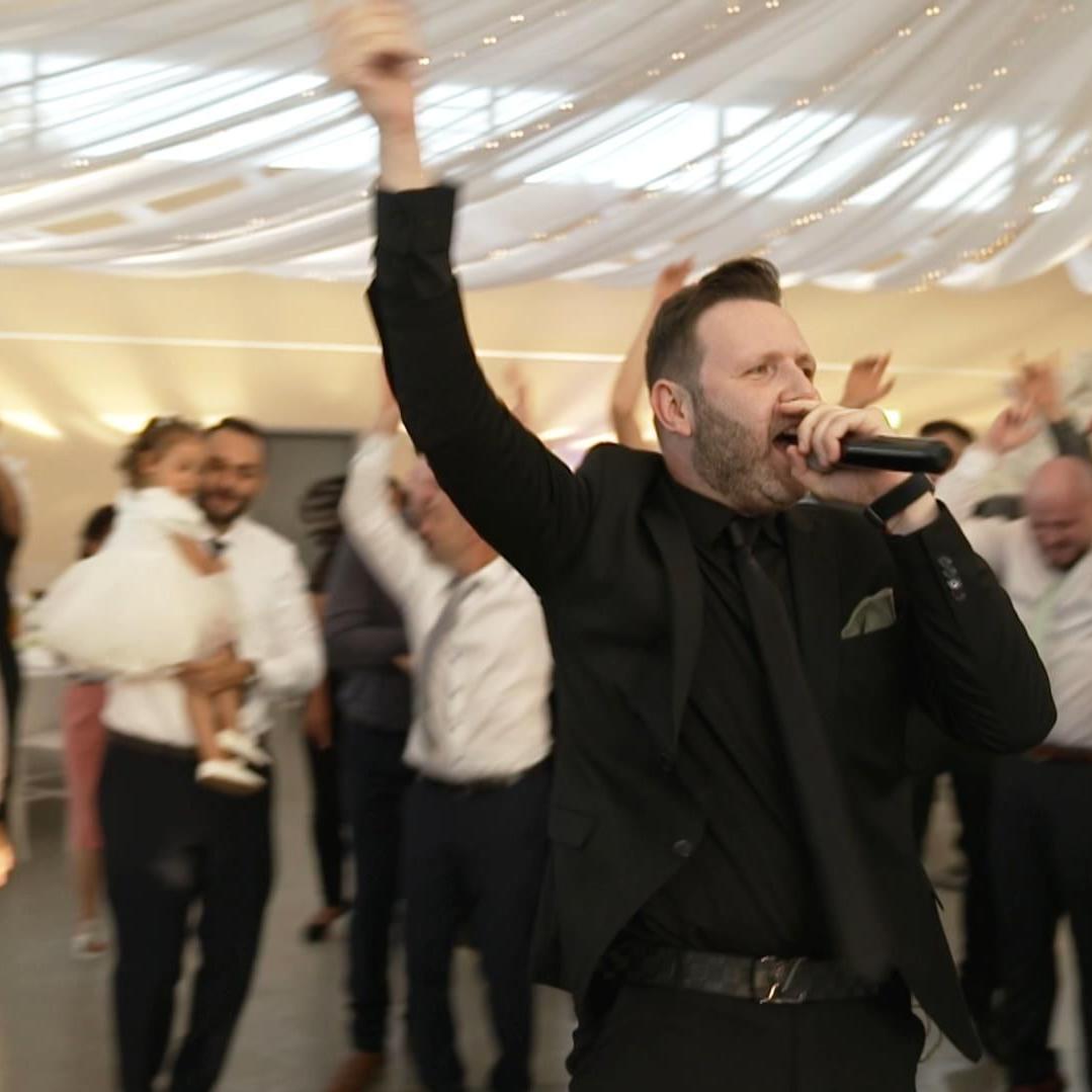 Hochzeitsmoderator: Alexander - Der perfekte Zeremonienmeister Hochzeitsmoderator: Alexander - Der perfekte Zeremonienmeister