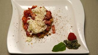 Frozen Joghurt, Erdbeeren und Crumble 