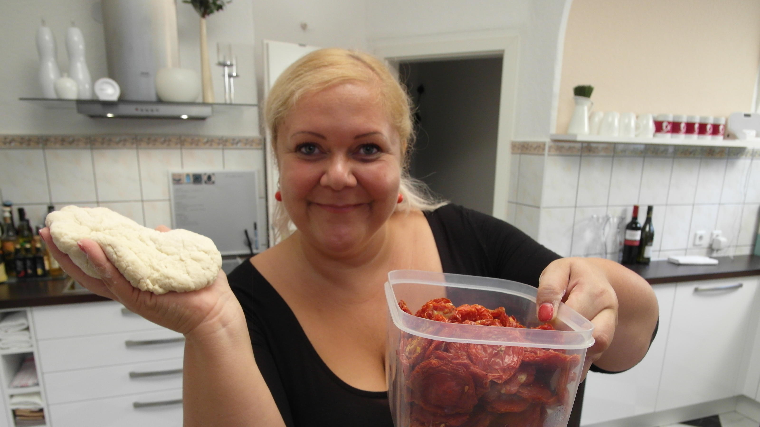 Mit Sangria de la Casa und Tomaten-Zucchini-Röllchen startete Jana ... Mit Sangria de la Casa und Tomaten-Zucchini-Röllchen startete Jana ...